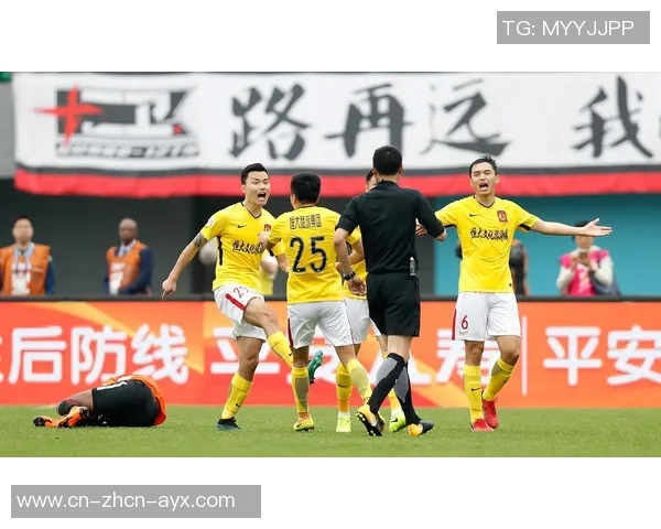 广州恒大迎战北京人和争夺中超联赛关键三分的激烈对决